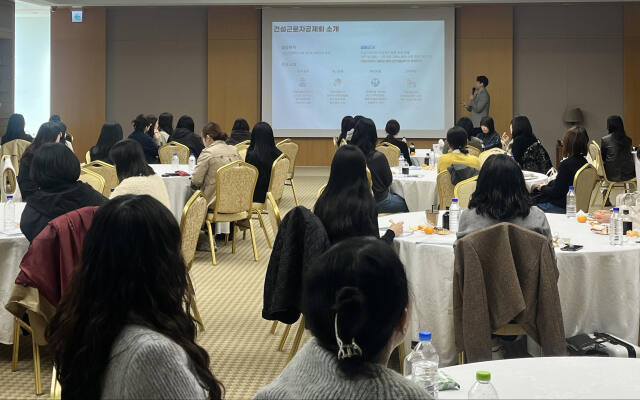 건설근로자공제회 인천지사가 포스코이앤씨 소속 건설현장 노무관리 담당자들을 대상으로 ‘건설근로자 전자카드를 활용한 출력관리 노하우’를 교육하고 있다. 건설근로자공제회 인천지사 제공