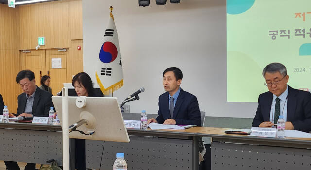 김진수 경기도교육청 제1부교육감이 12일 ‘저경력 공무원 공직 적응 지원방안 확대’안을 발표하고 있다. 박화선기자