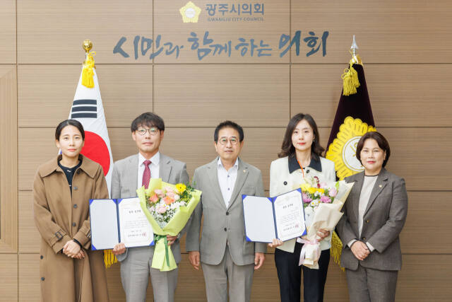 사진 왼쪽부터 왕정훈 의원, 이철옥 팀장, 허경행 의장, 홍유정 팀장, 조예란 의원. 광주시의회 제공