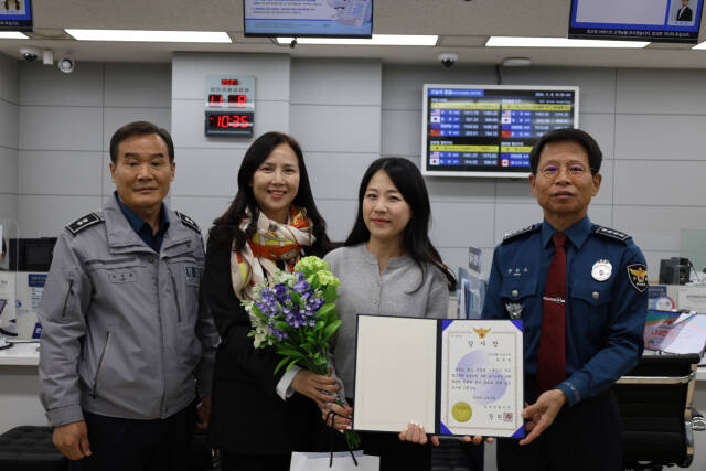 하남경찰서는 ‘보이스피싱’ 범죄 피해를 막은 신한은행 하남지점 박주연 대리에게 감사장을 수여했다. 하남경찰서 제공