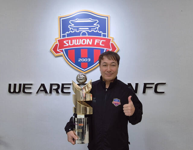 ‘디벨론 2024 WK리그’서 수원FC 위민의 챔피언 등극을 이끈 박길영 감독이 12일 구단 사무실서 우승 트로피를 들어보이고 있다.임창만기자