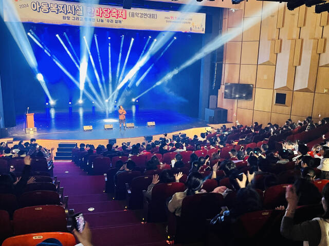사단법인 희망그림이 주최한 아동복지시설 한마당축제에서 음악경연에 참가한 학생이 무대에서 노래를 부르고 있다. 희망그림 제공