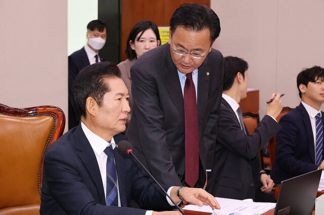 지난 8일 국회 법제사법위원회 전체회의에서 김건희 여사 특검법 등 법안 34건이 야권 주도로 의결 된 뒤 민주당 소속 정청래 위원장(왼쪽)과 국민의힘 유상범 간사가 대화하고 있다. 연합뉴스