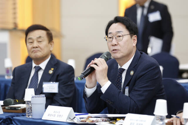 정명근 화성시장이 12일 화성상공회의소 컨벤션홀에서 열린 ‘제2회 화성시수출기업협의회 간담회’에서 인사말을 하고 있다. 화성시 제공
