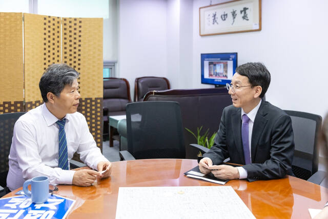 김성중 행정1부지사가 12일 경기도에 지역구를 두고 있는 예결위 소속 국회의원실을 방문해 주요 국비사업 지원을 요청했다. 경기도 제공
