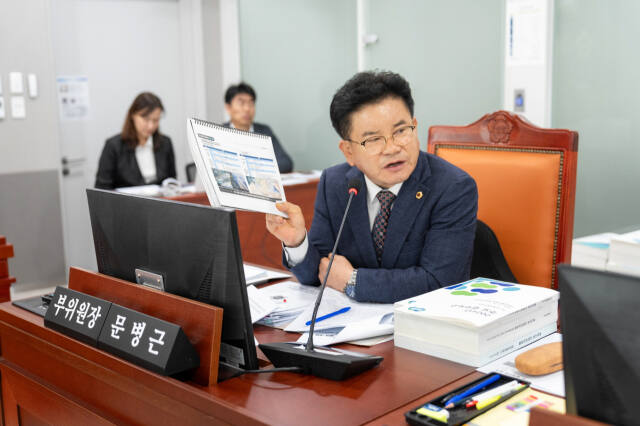경기도의회 문병근 의원이 수원 군 공항 이전과 경기국제공항 추진 혼란에 대 해소를 촉구하고 있다. 경기도의회 제공