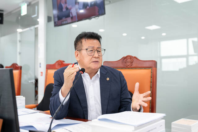 경기도의회 안명규 의원이 경기국제공항추진단의 용역 결과 및 후보지 발표와 관련해 경기국제공항 건설 추진에 선결조건이 있음을 지적하고 있다. 경기도의회 제공
