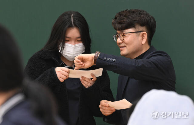 2025학년도 대학수학능력시험 예비소집일인 13일 인천 미추홀구 인화여자공등학교에서 수험생이 선생님과 수험표를 확인하고 있다. 조병석기자
