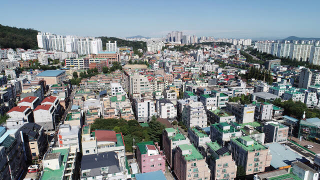 김포시가 대표적인 구도심인 사우동 일대에 대해 ‘뉴:빌리지’ 사업을 추진, 수십년 낙후된 사우동이 탈바꿈할 계기가 될 것으로 기대를 모으고 있다. 사진은 김포시 사우동 일원 전경. 김포시 제공