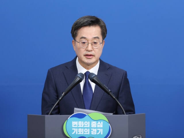 김동연 경기도지사가 13일 경기 수원시 경기도청 브리핑룸에서 정치 현안 관련 입장 발표 기자회견을 하고 있다. 연합뉴스