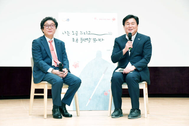 문광만 회장이 펴낸 ‘나는 조금 느리고 불편할 뿐이다’ 에세이집 출판기념회에서 문 회장과 임병택 시장이 환하게 웃고 있다. 시흥시 제공