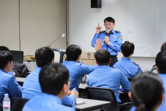 김용진 중부지방해양경찰청장이 새내기 해양경찰관들에게 청렴한 경찰관의 자세를 설명하고 있다. 중부해양경찰청 제공