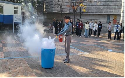 인천시립박물관이 옥련소방서와 함께 실제 화재상황을 가정한 소방훈련을 하고 있다. 인천시 제공