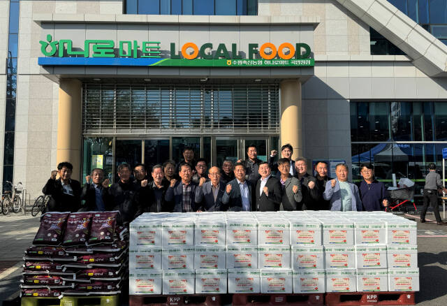 수원축산농협은 13일 수원 곡반정동 본점 청사에서 사랑의 김치 담그기 행사를 진행했다. 장주익 조합장(오른쪽 일곱 번째)이 최혁 화성시 사회복지협의회장(왼쪽 여섯 번째), 임성진 곡선동 동장(오른쪽 다섯 번째) 및 관계자들과 기념 촬영을 하고 있다. 수원축산농협 제공