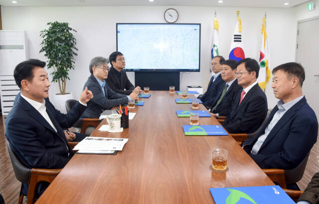 김동근 시장이 지난 12일 의정부역세권 개발사업 워킹그룹 위촉식에서 현안을 논의하고 있다. 의정부시 제공