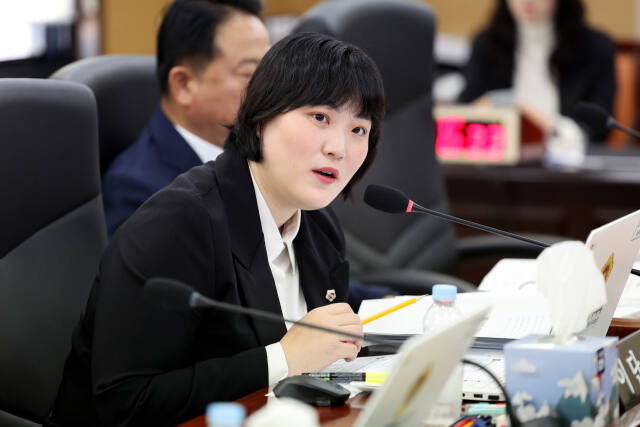 국민의힘 이단비 시의원(부평3)은 13일 열린 인천시의회 건설교통위원회의 해양항공국 행정사무감사에서 “‘아이 바다패스’는 유정복 인천시장이 중점 발표한 정책인데, 홍보비가 0원이라는 게 말이 되느냐”고 지적하고 있다. 시의회 제공