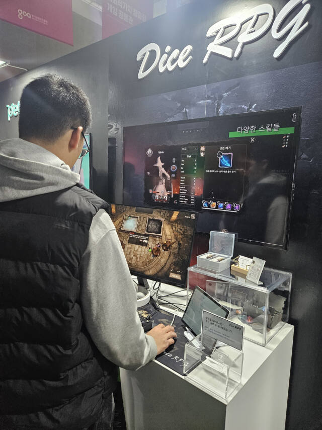 경기콘텐츠페스티벌에 출품한 게임 콘텐츠를 즐기는 사람들. 안형철기자