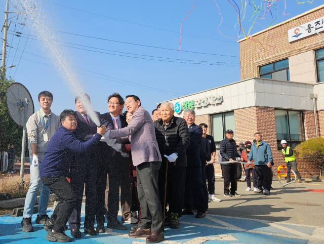 13일 오전 유정복 인천시장과 관계자들이 물대포를 발사하며 지방상수도 통수를 알리고 있다. 장민재 기자