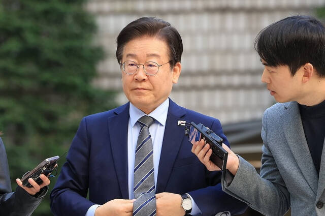 더불어민주당 이재명 대표가 12일 오전 서울 서초구 서울중앙지방법원에서 열린 대장동·백현동·위례신도시 개발 비리 및 성남FC 불법 후원금 의혹 사건 1심 속행 공판에 출석하고 있다. 연합뉴스