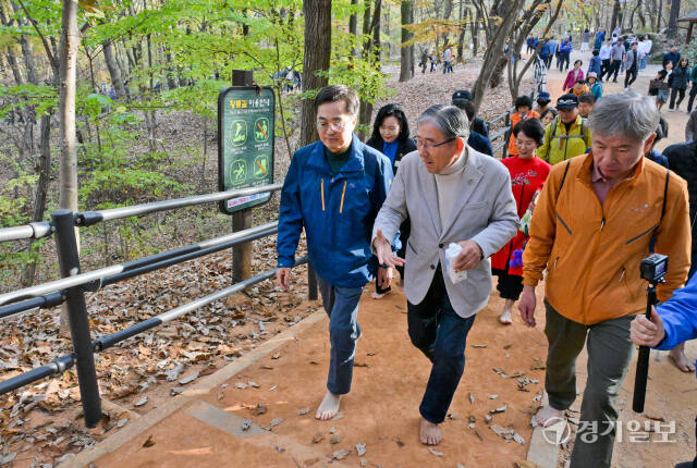 13일 오후 군포시 수리산 산림욕장 황톳길에서 김동연 경기도지사와 시민들이 맨발로 산책을 하고 있다. 경기도는 이날 ‘경기 흙향기 맨발길 1천개 조성’ 선포식을 가졌다. 윤원규기자