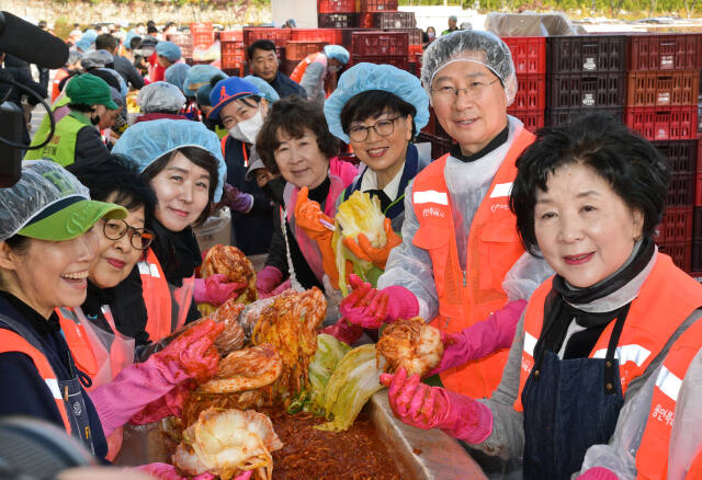 202413일 오전 용인특례시청 광장에서 열린 ‘2024 용인 르네상스 자원봉사 김장 대첩’ 행사에서 이상일 용인특례시장과 자원봉사자들이 지역 저소득 가정에 나눠줄 10t 분량의 김장 김치를 담그고 있다. 윤원규기자