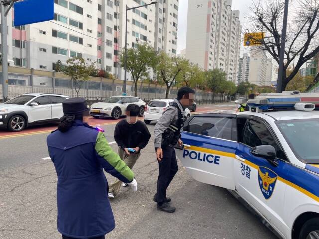 인천 경찰이 14일 오전 2025학년도 대학수학능력시험 수험생을 순찰차에 태워 계양고등학교에 내려주고 있다. 인천경찰청 제공