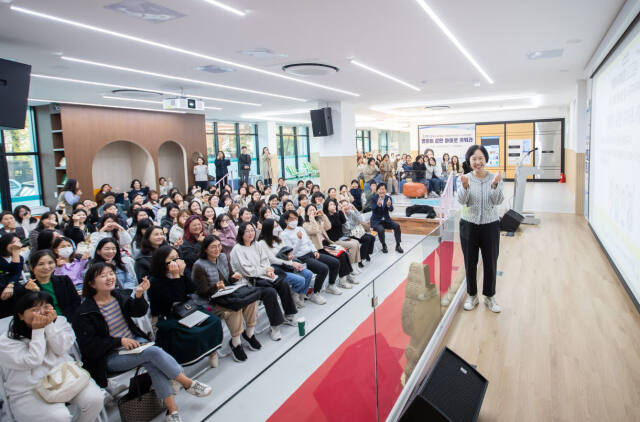 인천 서구가 최근 육아 멘토인 조선미 교수를 초청、 ‘제83회 명사초청 서구 아카데미’ 강연을 했다