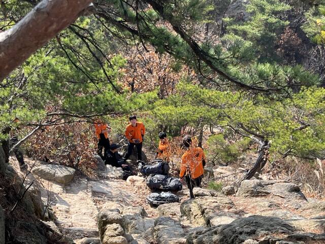 지난 12일 오후 1시10분께 60대 남성이 북한산을 내려가던 중 낙상 사고로 부상을 당해 소방당국이 구조하고 있다. 인천소방본부제공