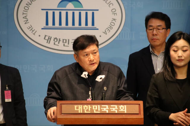김광석 위례시민연합 공동대표가 14일 오전 국회에서 위례신사선 건설 지연에 반발하는 기자회견을 하고 있다. 위례시민연합 제공