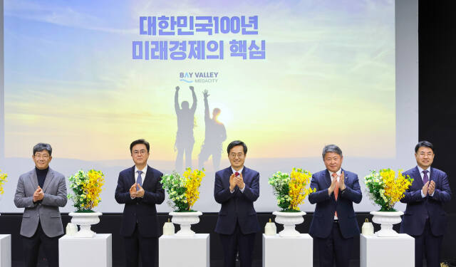지난해 3월 충남 아산 모나무르에서 열린 경기·충남 베이밸리 메가시티 세미나에서 김동연 경기도지사, 김태흠 충청남도지사, 주형철 경기연구원장, 유동훈 충남연구원장 등이 기념 촬영을 하고 있다. 경기도 제공