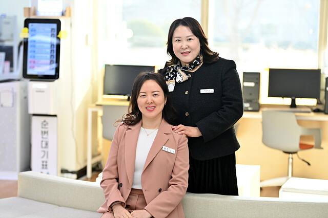 행복동행 사회복지공무원 가족에 선정돼 보건복지부장관상을 수상한 하남시 사회복지 자매 공무원 안선경(뒤)·안선진 팀장, 하남시 제공