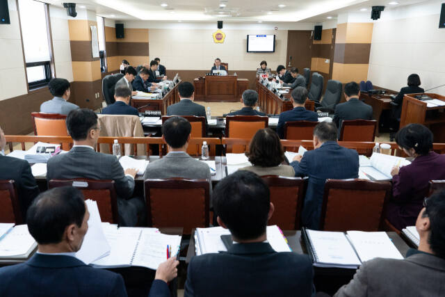 인천시의회 산업경제위원회가 집행부를 상대로 행정사무감사를 하고 있다. 시의회 제공