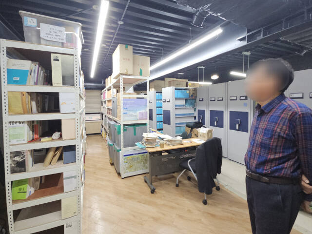 14일 오후 1시께 인천 미추홀구 도화동 IT센터 7층의 인천민주화운동센터 창고에 인천 5.3 민주항쟁 등 민주화 운동 당시의 기록을 담은 책 수천 권의 책과 자료가 쌓여져 있다. 박귀빈기자
