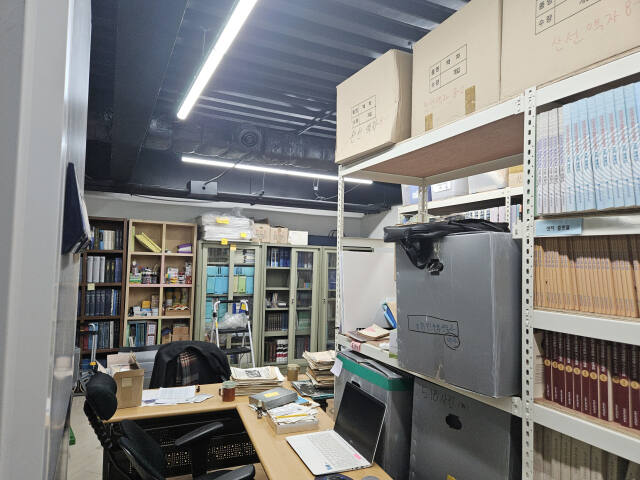 14일 오후 1시께 인천 미추홀구 도화동 IT센터 7층의 인천민주화운동센터 창고에 인천 5.3 민주항쟁 등 민주화 운동 당시의 기록을 담은 책 수천 권의 책과 자료가 쌓여져 있다. 박귀빈기자