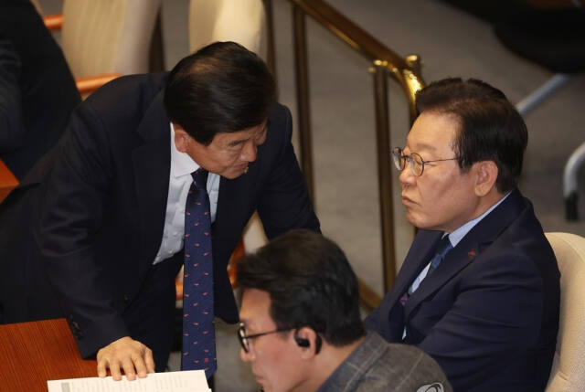 더불어민주당 이재명 대표가 14일 국회 본회의에 참석, 정동영 의원과 대화하고 있다.내일은 이 대표의 공직선거법 사건 1심 선고가 예정되어 있다. 연합뉴스