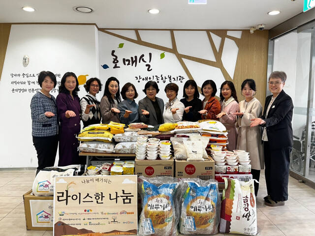 14일 오전 11시 수원특례시 호매실장애인종합복지관에서 수원시 국·공립 어린이집 원장들과 복지관 관계자들이 기부 행사를 마친 후 기념 촬영을 하고 있다. 시립영통자이 어린이집 제공