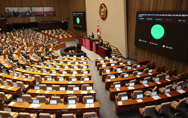 14일 오후 국회 본회의에서 '김건희 여사 특검법' 수정안이 야당 단독으로 통과되고 있다. 연합뉴스