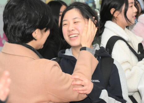 14일 오후 대학수학능력시험을 마친 한 수험생이 밝은 얼굴로 어머니와 인사하고 있다. 조주현기자