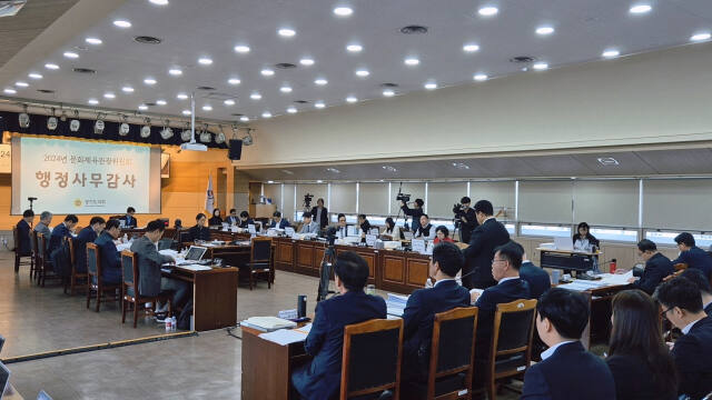 14일 경기도체육회관 대회의실에서 2024년도 경기도의회 문화체육관광위원회의 체육 3단체에 대한 행정사무감사가 진행되고 있다.임창만기자