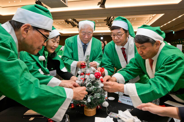 14일 오후 코트야드 메리어트 수원에서 열린 '제10회 나눔천사 페스티벌 산타원정대'에서 황영기 초록우산 회장, 경기일보 이순국 대표이사 사장, 김영진 상무이사 등 참석자들이 선물포장을 하고 있다. 윤원규기자