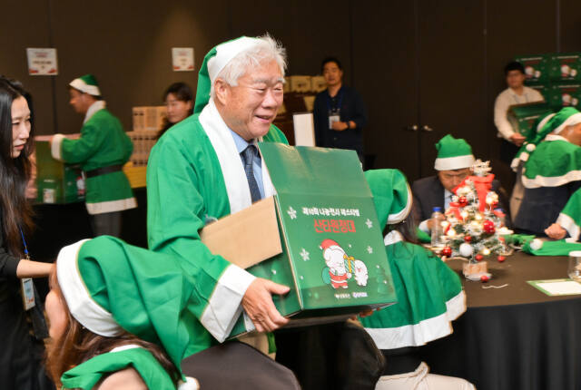14일 오후 코트야드 메리어트 수원에서 열린 '제10회 나눔천사 페스티벌 산타원정대'에서 이순국 경기일보 대표이사 사장이 선물포장을 하고 있다. 윤원규기자