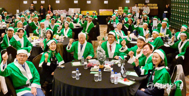 14일 오후 코트야드 메리어트 수원에서 열린 '제10회 나눔천사 페스티벌 산타원정대'에서 황영기 초록우산 회장, 경기일보 이순국 대표이사 사장, 김영진 상무이사 등 참석자들이 기념촬영을 하고 있다. 윤원규기자