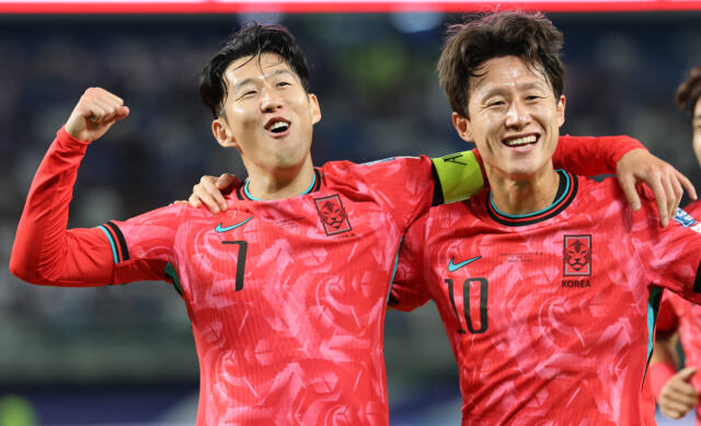 14일(현지시간) 쿠웨이트 자베르 알 아흐메드 국제 경기장에서 열린 2026 북중미 월드컵 아시아지역 3차 예선 B조 5차전 쿠웨이트와의 경기에서 한국의 손흥민(왼쪽)이 전반 페널티킥을 넣고 이재성과 함께 기뻐하고 있다.연합뉴스