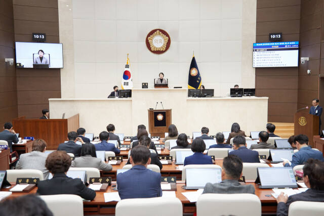 지난 14일 오전 용인특례시의회 본회의장에서 제288회 제2차 정례회 개회식이 진행되고 있다. 용인특례시의회 제공