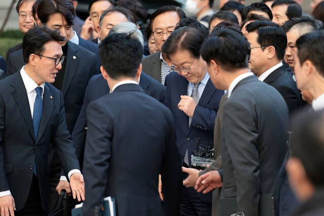 공직선거법상 허위사실 공표 혐의를 받는 더불어민주당 이재명 대표가 15일 오후 서울 서초구 서울중앙지법에서 열린 1심 선고공판에 출석하고 있다. 연합뉴스
