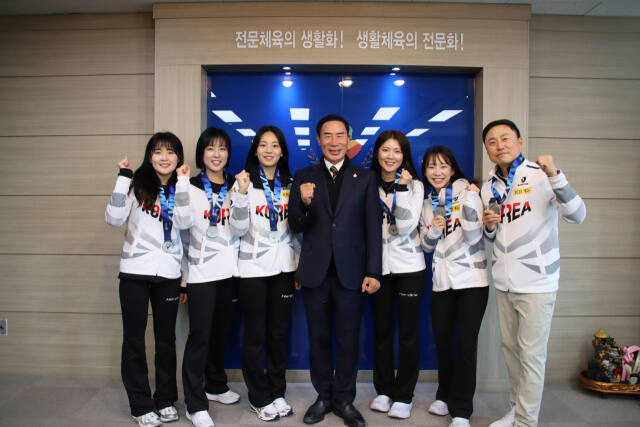 15일 경기도체육회장실에서 열린 경기도청 컬링팀의 ‘2024-2025 투어대회 메달 봉납식’에서 이원성 경기도체육회장(가운데)과 신동호 도청 컬링팀 감독을 비롯한 선수단이 기념촬영을 하고 있다.경기도체육회 제공