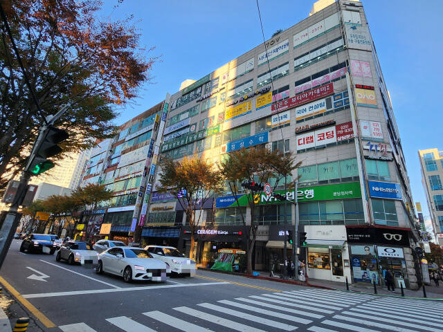 2025학년도 수학능력시험이 끝난 다음날인 15일 오후 성남 분당 정자동 학원가에 평소 북적이던 학생들의 모습은 보이지 않는채 썰렁한 모습을 보이고 있다. 박화선기자