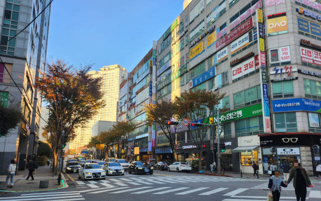 2025학년도 수학능력시험이 끝난 다음날인 15일 오후 성남 분당 정자동 학원가에 평소 북적이던 학생들의 모습은 보이지 않는채 썰렁한 모습을 보이고 있다. 박화선기자