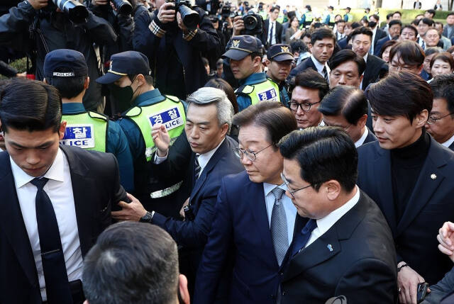 더불어민주당 이재명 대표가 15일 오후 서울 서초구 서울중앙지법에서 열린 공직선거법 위반 혐의 관련 1심 선고 공판을 마친 뒤 법원 청사를 나서고 있다. 연합뉴스
