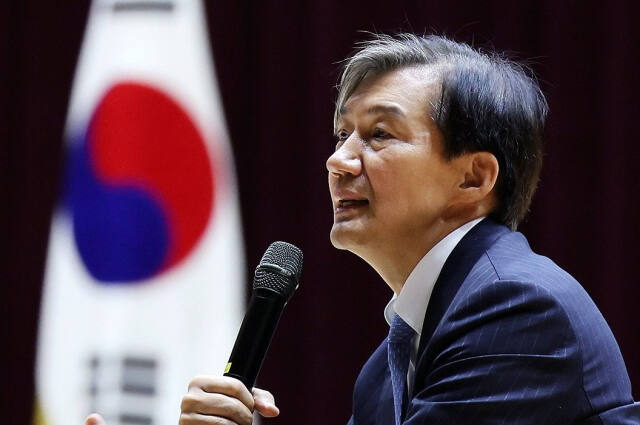 지난 7일 오후 전남 목포대학교 도림캠퍼스 70주년 기념관에서 열린 ‘청년을 위한 나라는 있다’ 특강에서 조국혁신당 조국 대표가 학생들의 질의에 답변하고 있다. 연합뉴스